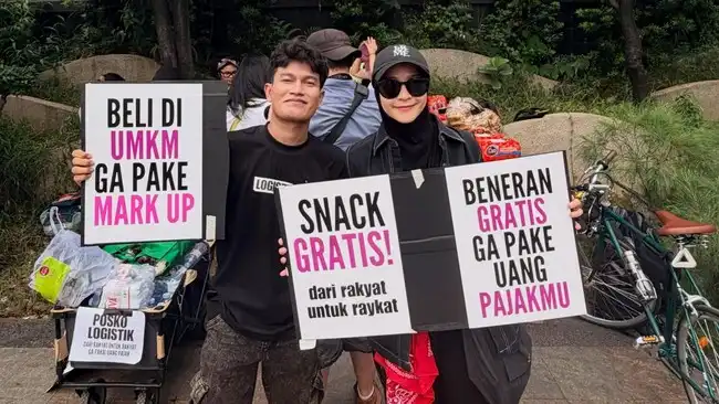 Turun ke Lokasi Demo, Zaskia Adya Mecca Bagikan Makanan dan Bantuan Medis