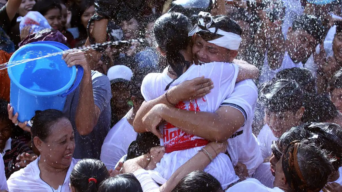 Gak Cuma Tarik-tarikan! Ini Alasan Omed-omedan Jadi Tradisi Paling Dinanti Pasca-Nyepi
