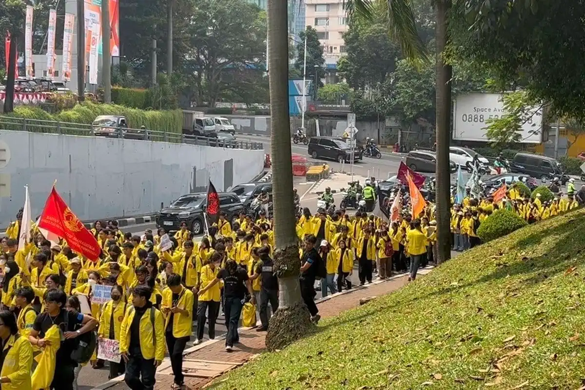 Demo BEM UI dan FMN di Jakarta Tertahan Barikade TNI-Polri di Jalan Sudirman
