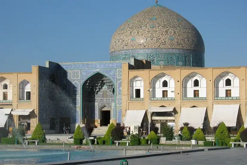 Di Balik Estetika Masjid Iran, Bedah Akustik dan Struktur Fraktal dalam Arsitektur 