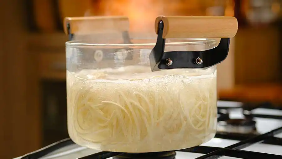 Kepepet Sahur Pakai Mie Instan? Cobain Tips Mengolah Air Rebusannya Biar Gak Cuma Kenyang Doang!