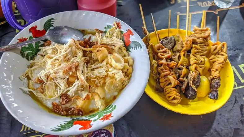 Duel Sarapan Juara: Pilih Surabi yang Gurih atau Bubur Cianjur yang Melimpah?