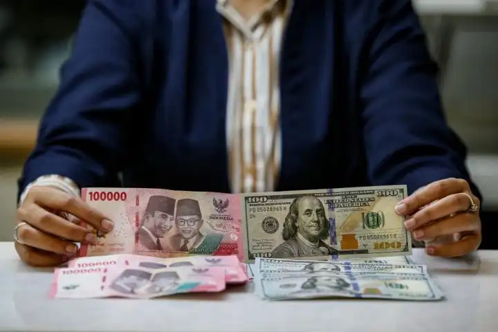 Dolar AS Kian Perkasa, Rupiah Terhempas ke Level Rp17.400 Akibat Isu Iran