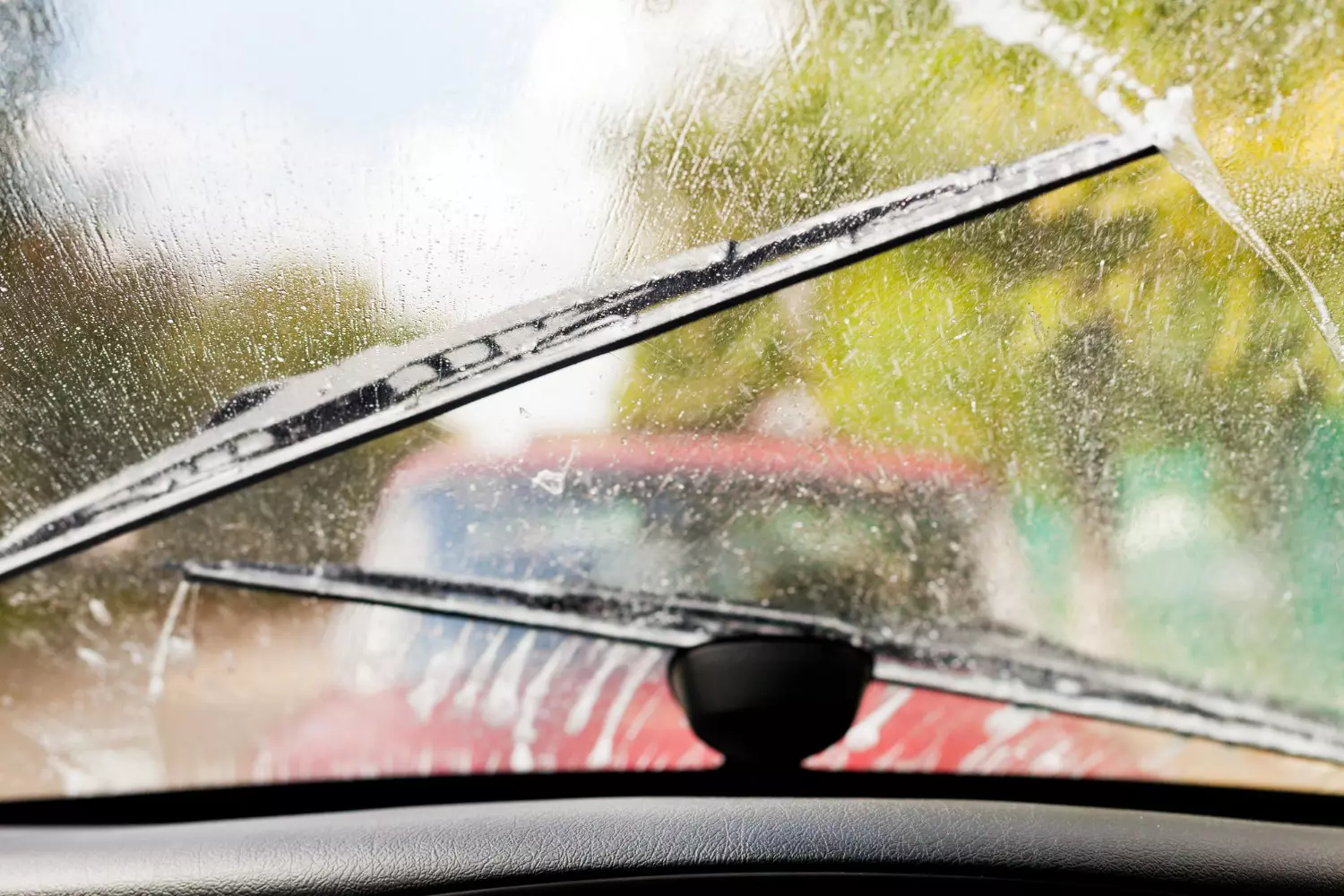 Pandangan Kabur Saat Hujan? Ini Tanda Wiper Mobilmu Sudah Minta Diganti!