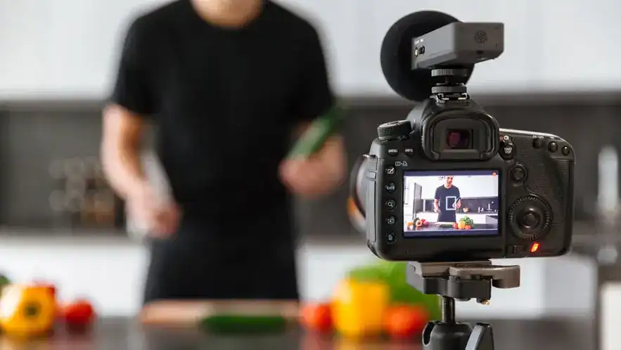 Mau Jadi Food Vlogger? Ini Cara Me-Review Makanan Viral Agar Masuk FYP TikTok