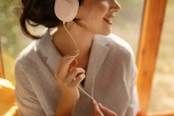 Solusi Andal Tanpa Panik Baterai Habis, Kepraktisan Headset Kabel untuk Aktivitas Harian
