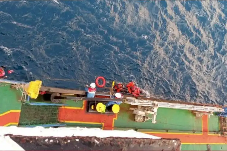 Aksi Cepat Kapal Tanker Pertamina Evakuasi 16 Korban KMP Virgo Transport 08 di Laut Jawa