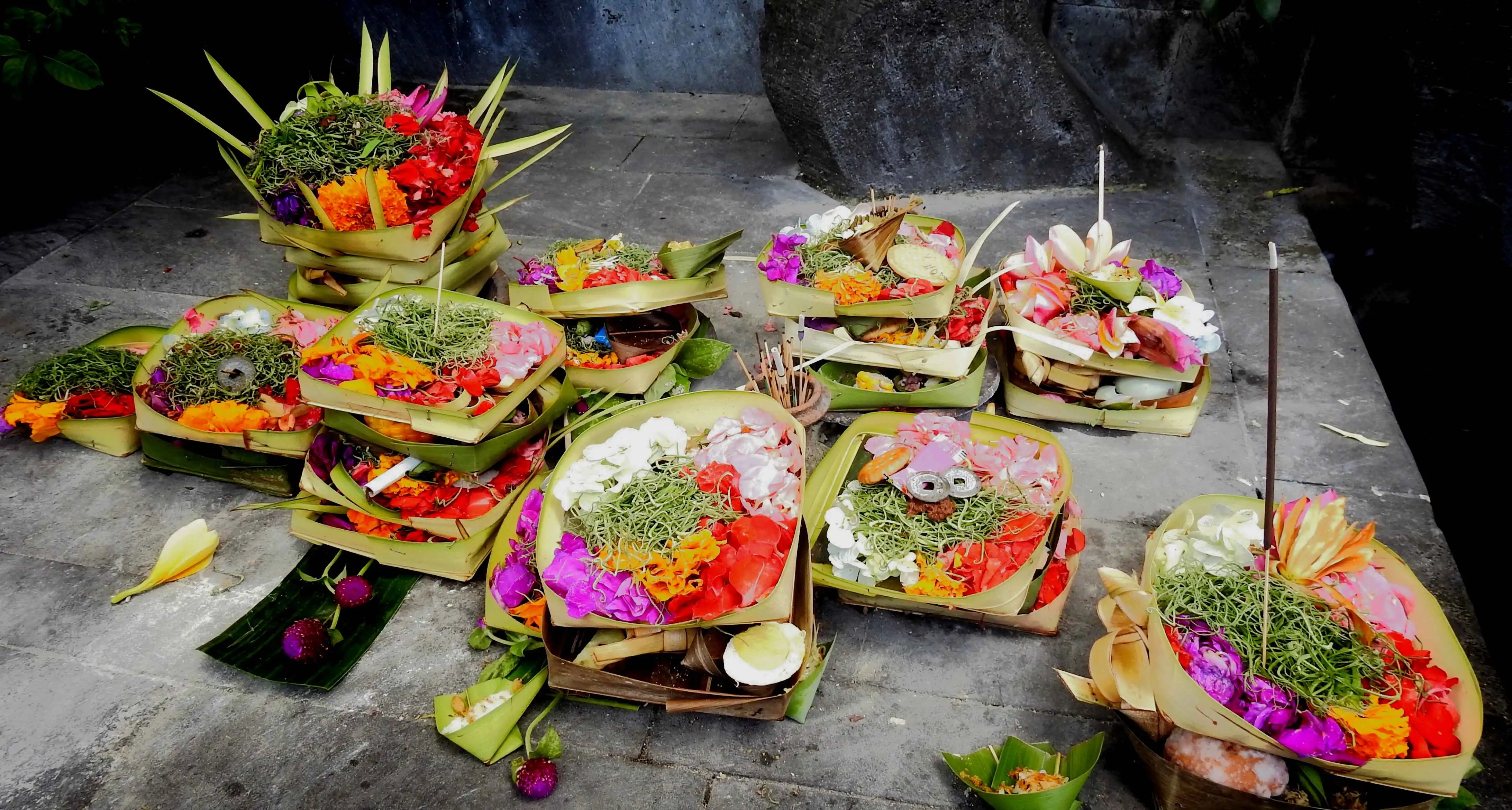 Mengapa Ada Sesajen (Canang Sari) di Setiap Sudut? Memahami Psikologi Rasa Syukur yang Berulang Setiap Hari