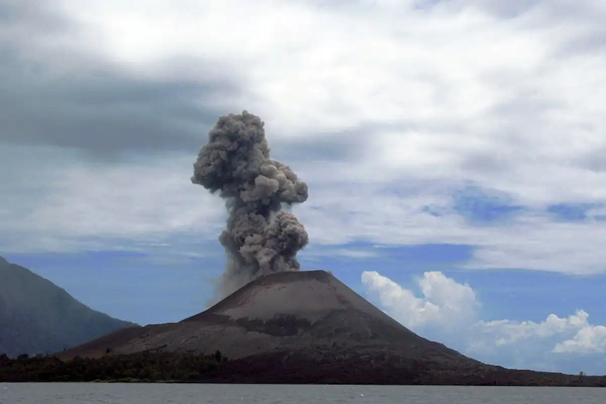 Gunung Anak Krakatau Erupsi Lagi Dini Hari, Status Siaga dan Zona Bahaya Diberlakukan