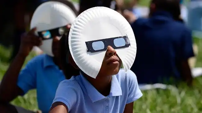 Jangan Sampai Buta! Ini Alasan Kenapa Lihat Gerhana Matahari Butuh Kacamata Khusus