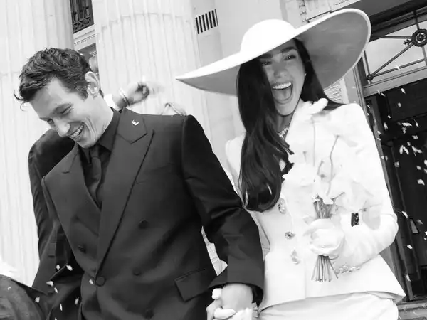 Intip Gaya Ikonik Dua Lipa Pakai Gaun Kulit Anyaman Bottega Veneta di Italia