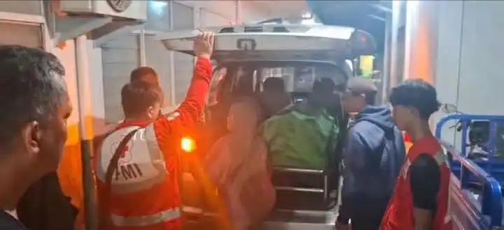 Dihantam Ombak 2,5 Meter di Muara Pelabuhan Pekalongan, Perahu Jukung Pecah Menewaskan Satu Nelayan