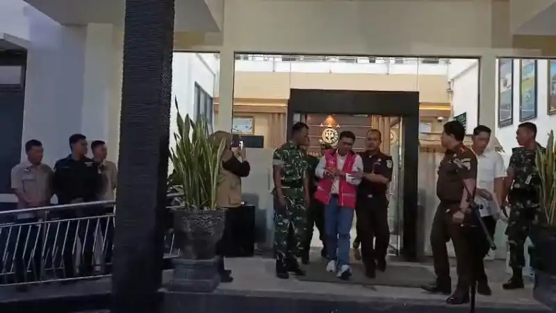 Ketua DPRD Magetan Jadi Tersangka Korupsi Hibah, Tangis Pecah Saat Digiring ke Tahanan