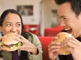 Anti Kembung! Simak Trik Makan Pelan saat Berbuka Biar Pencernaan Gak Kaget