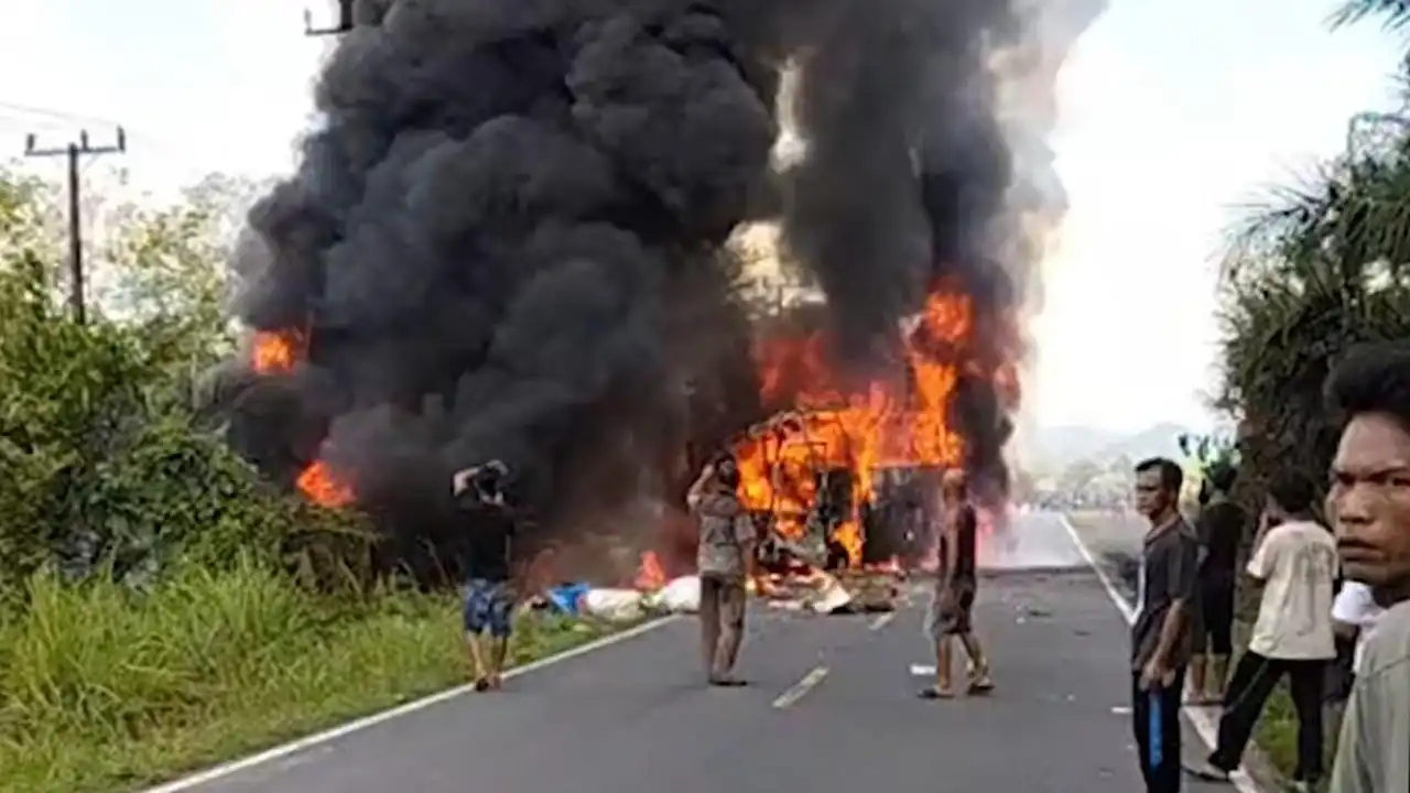 Tabrakan Maut Bus ALS dan Truk Tangki di Sumatra, Tewaskan 16 Orang Terbakar 