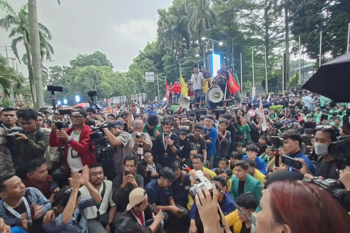 Tuntut Status ASN, Ratusan Guru Madrasah Swasta Padati Gerbang Kompleks DPR RI