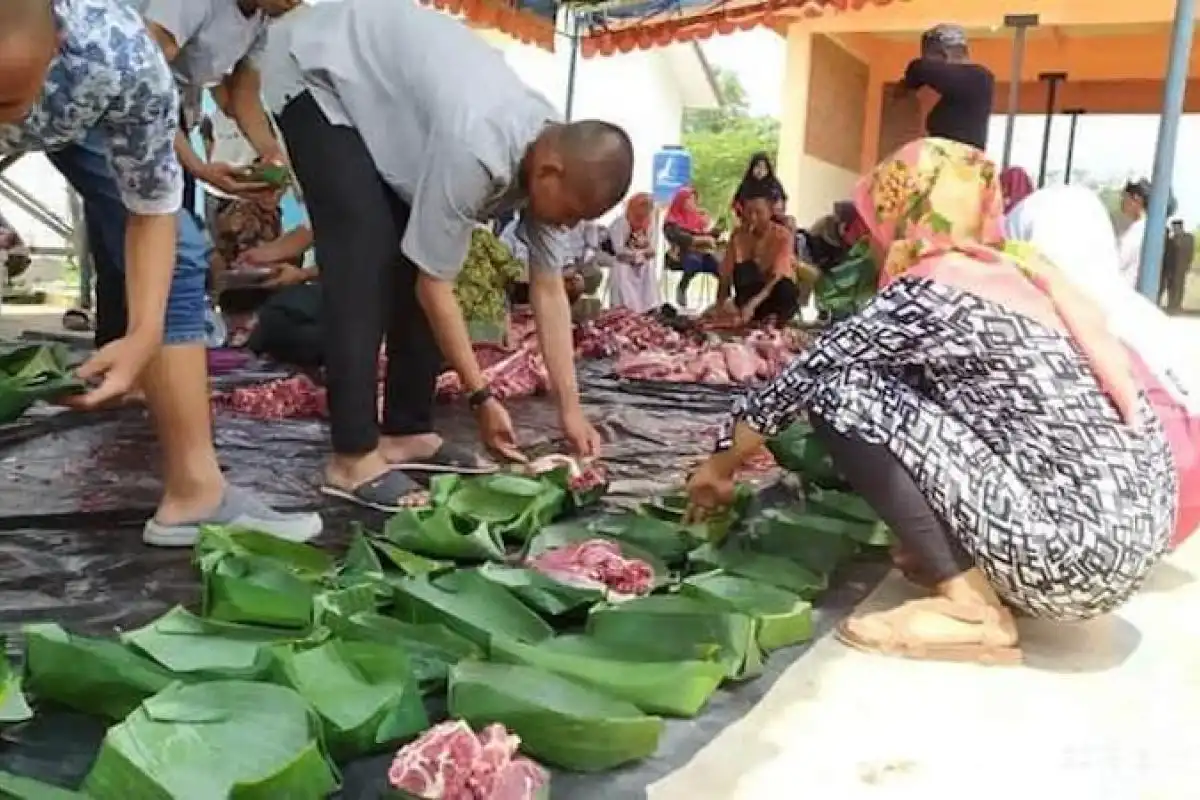 Go Green! Saatnya Ganti Kantong Plastik Daging Qurban dengan Daun Jati yang Ramah Lingkungan