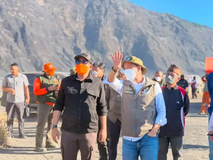 Kebakaran Bromo Belum Padam: Akses Wisata Ditutup Total, Helikopter Water Bombing Dikerahkan