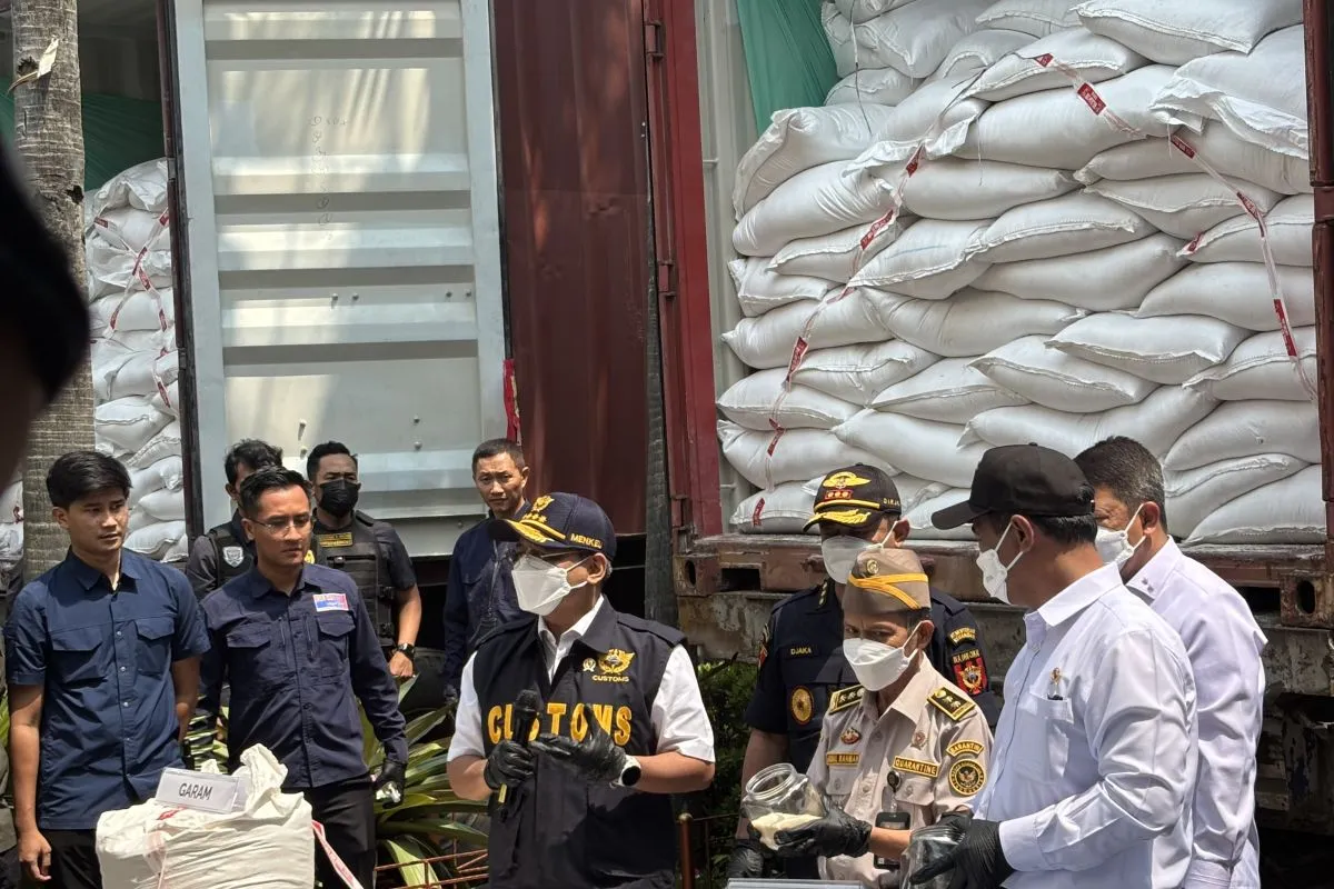 Bea Cukai Bongkar Penyelundupan 30 Kontainer Beras dan Garam Ilegal Bersekat Bahan Kimia!