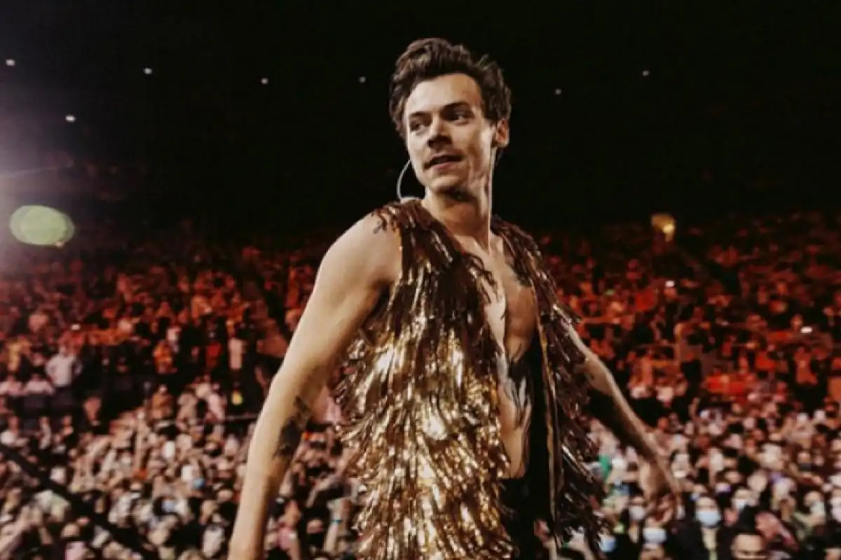 Harry Styles Sempat Tumbang di Atas Panggung saat Konser London, Begini Kondisinya