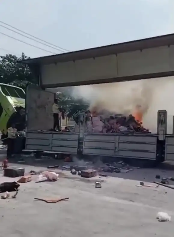 Truk Paket Shopee Terbakar di Semarang, Ratusan Paket Raib Rugi Hingga Rp75 Juta 