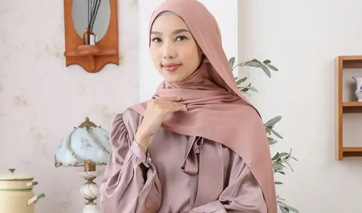 Bebas Jarum dan Bebas Pusing, Siasat Praktis Memakai Pashmina Sattka dengan Inner yang Tepat
