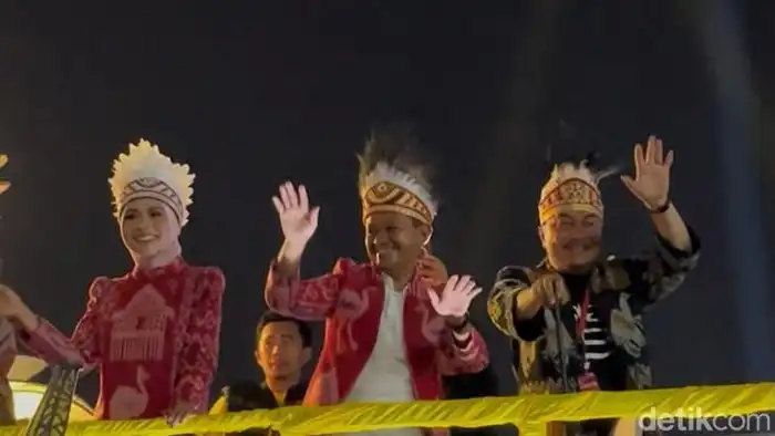 Meriah tapi Haru: Karnaval Malam Merdeka di HI Tampilkan 'Pray for NTT' hingga Momen Unik Para Pejabat!