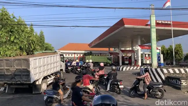Stok Pertalite Kosong di Klungkung Bali, Warga Rela Antre Panjang Demi Pertamax