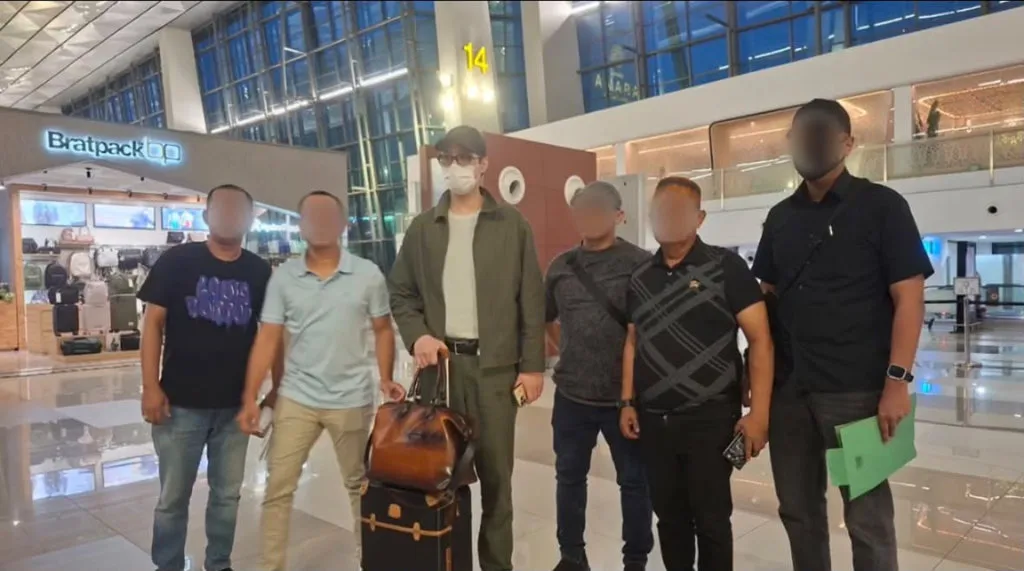 Baru Mendarat dari Singapura, Kejagung Tangkap Richard Muljadi sebagai Terdakwa Penipuan Batu Bara