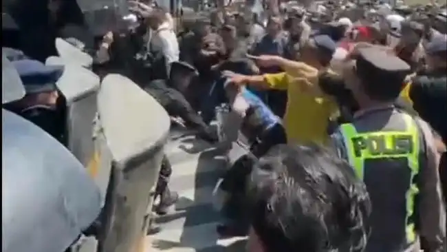 Gagal Temui Pengurus di Padepokan, Massa Pesilat PSHT Bentrok dengan Polisi di Madiun
