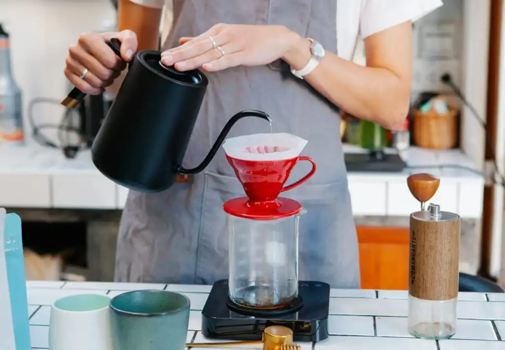 Filosofi "Slow Living" lewat Seduhan Kopi: Mengubah Kafein Pagi Menjadi Meditasi Aktif