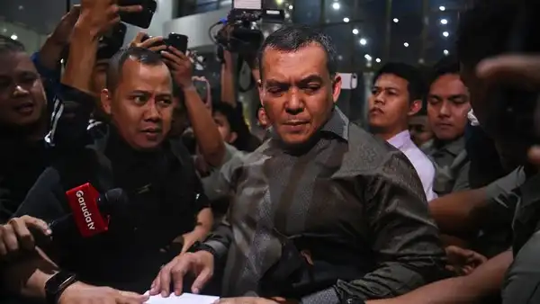 KPK Geledah Rumah Silmy Karim: Mobil Mewah Disegel, Dokumen Penting Disita Petugas