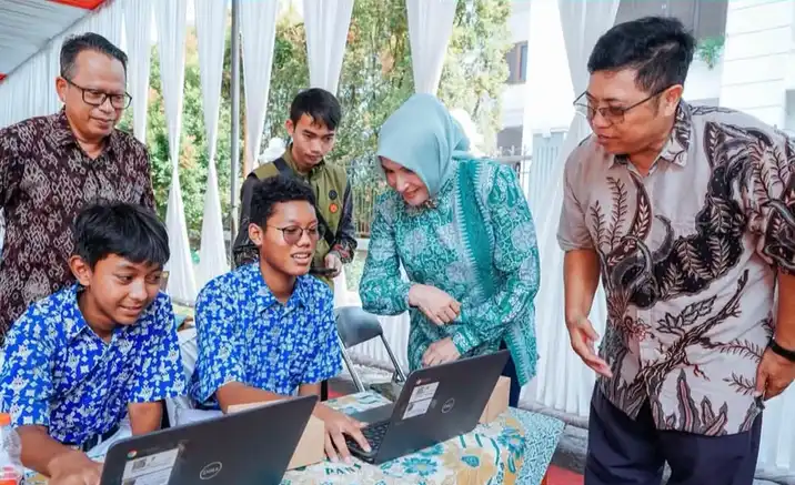 100 Siswa SMP di Pekalongan Dilatih Membuat Desain Batik Berbasis AI