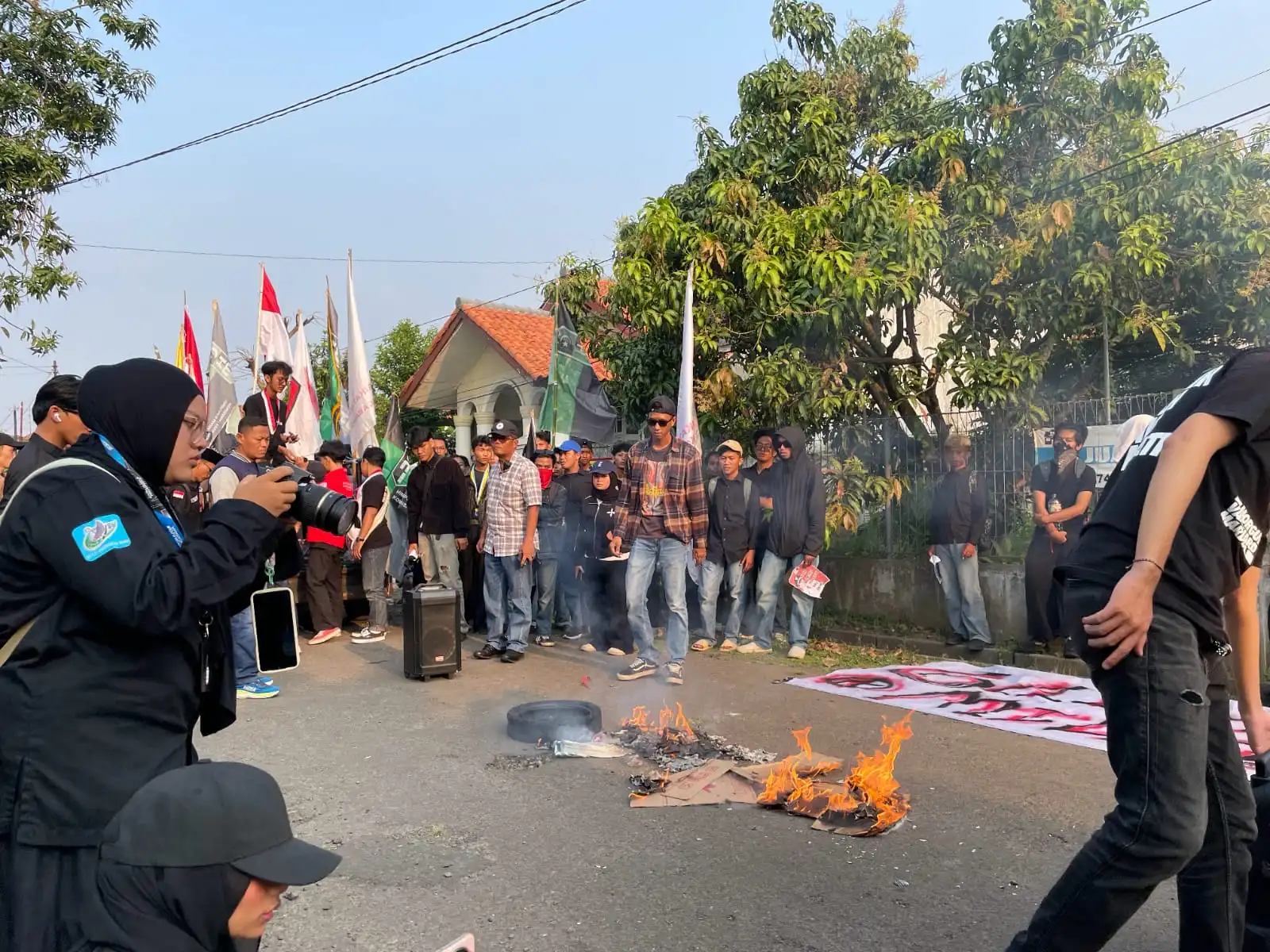Gelar Aksi di Kantor DPRD Sementara, Aliansi Mahasiswa Pekalongan Raya Suarakan Isu Lokal dan Nasional