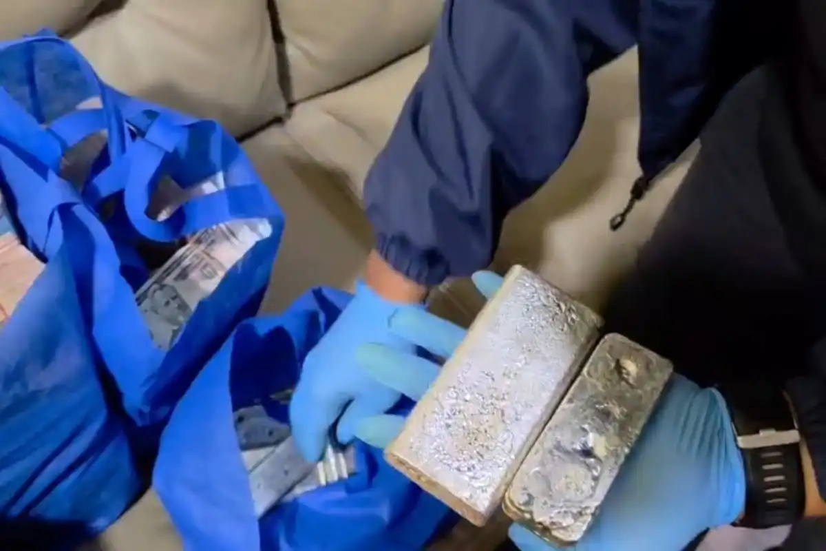  Bareskrim Ciduk 2 WN India Penyelundup Emas: Ditemukan Tumpukan Uang dan Kepingan Silver di Apartemen!