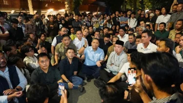 Berujung Ricuh, Mahasiswa UGM Kepung Mobil Operasional Menteri Usai Diskusi