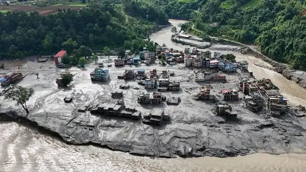 Banjir Bandang Dahsyat Sapu Nepal, Kota Berubah Jadi Lautan Lumpur