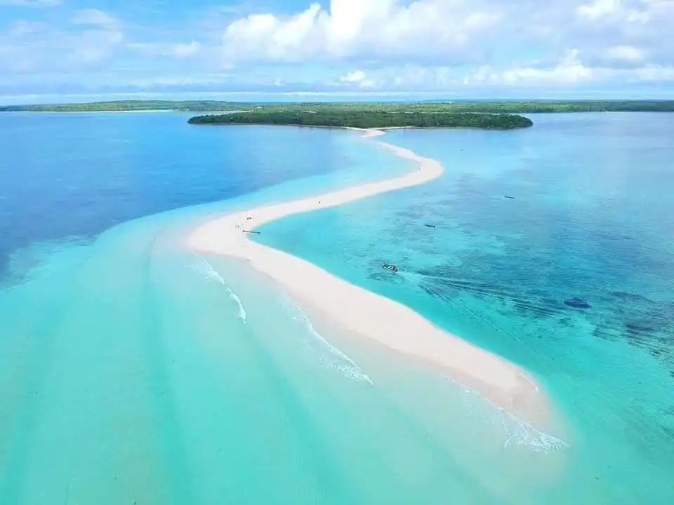 Mahakarya Alam Nusantara, Mari Menjelajahi Tujuh Pantai Paling Memukau di Indonesia