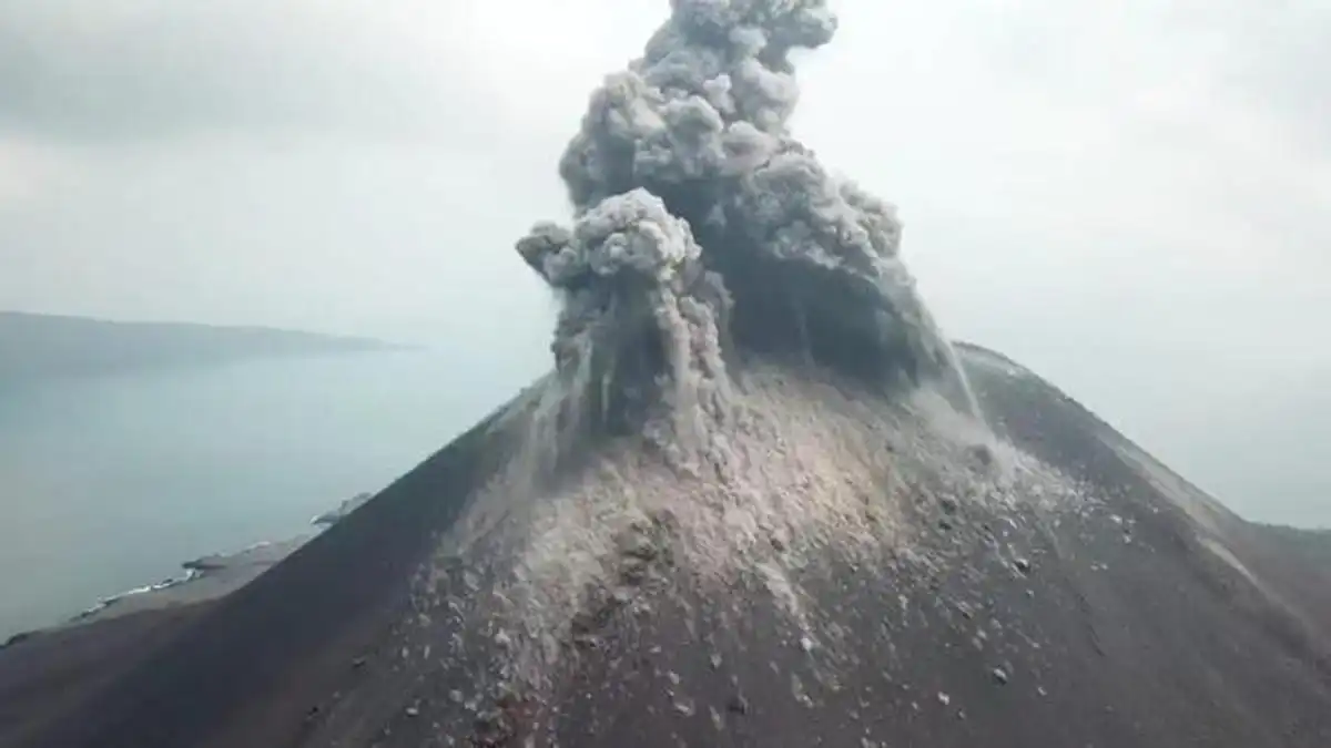 Gunung Anak Krakatau Meletus 20 Kali Sehari, Status Masih Siaga Level III