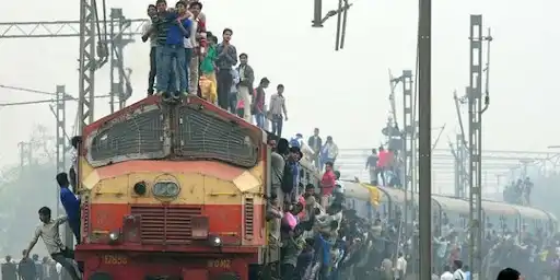 Kericuhan di Stasiun Udhna: Ribuan Buruh Berebut Kereta, Polisi Terpaksa Gunakan Kekerasan