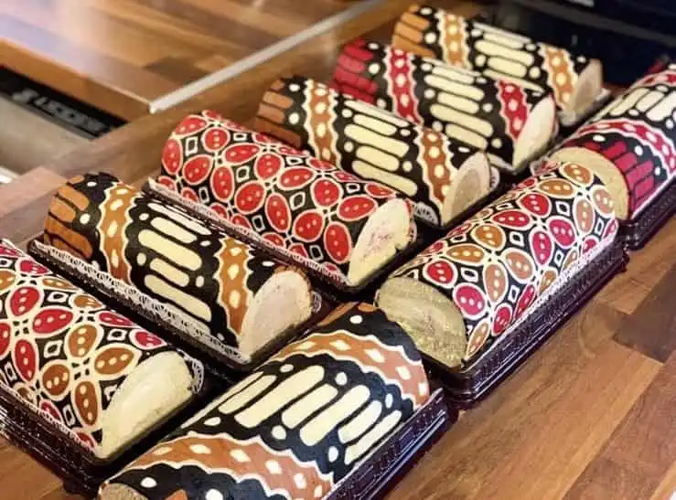 Ketika Seni Tradisional Bertemu Kuliner Modern, Menelusuri Keindahan Motif Pesisir dalam Selembar Bolu Batik Pekalongan