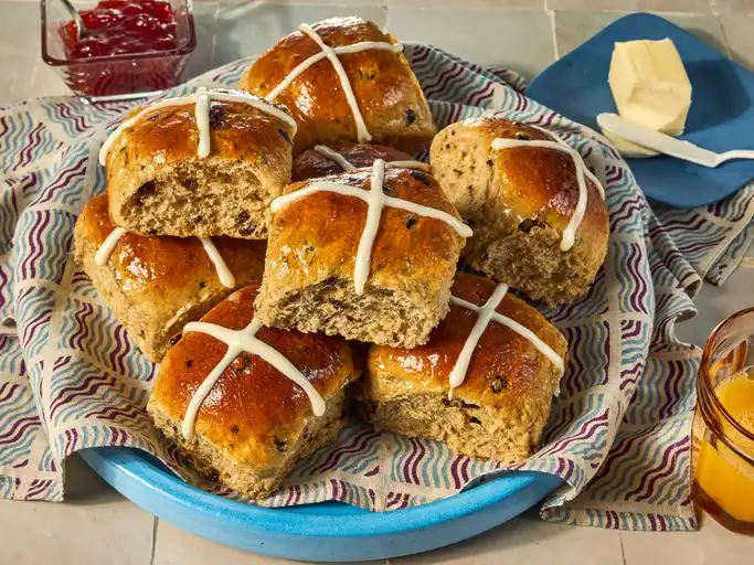 Bukan Roti Biasa! Ini Alasan Ilmiah Kenapa Hot Cross Buns Pakai Rempah Mahal Sejak Dulu