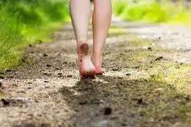 Rahasia Sehat dari Alam Lewat Teknik Earthing yang Mampu Meredakan Peradangan Secara Alami