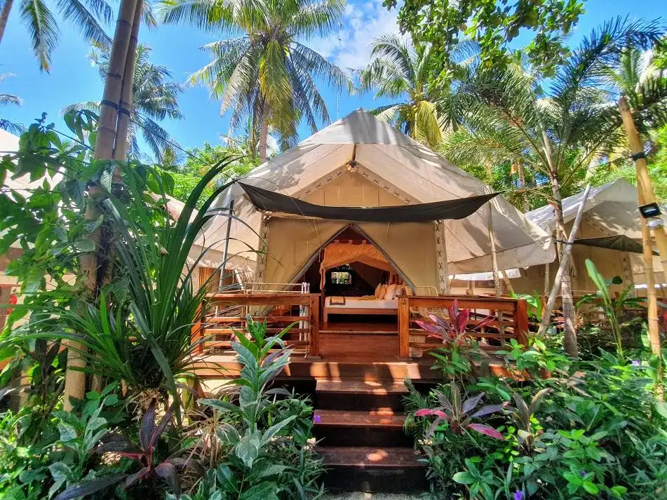 Rekomendasi Tempat Glamping Seru dengan Pemandangan Hutan dan Pegunungan