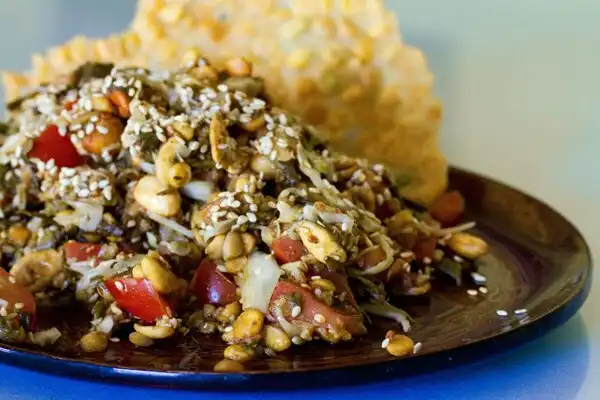 Lahpet Thoke Makanan Khas Myanmar Terbvuat dari Baun Teh yang Umami