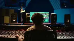 Lebih dari Sekadar Tukang Rekam, Ini Peran Vital Produser Musik dalam Membentuk Imej Penyanyi