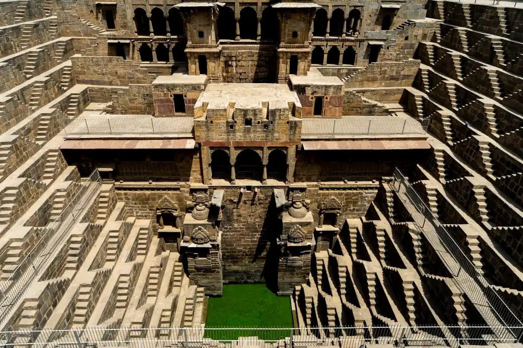 Bukan Sekadar Sumur, Ini Rahasia Arsitektur Stepwells yang Bisa Jadi AC Alami!