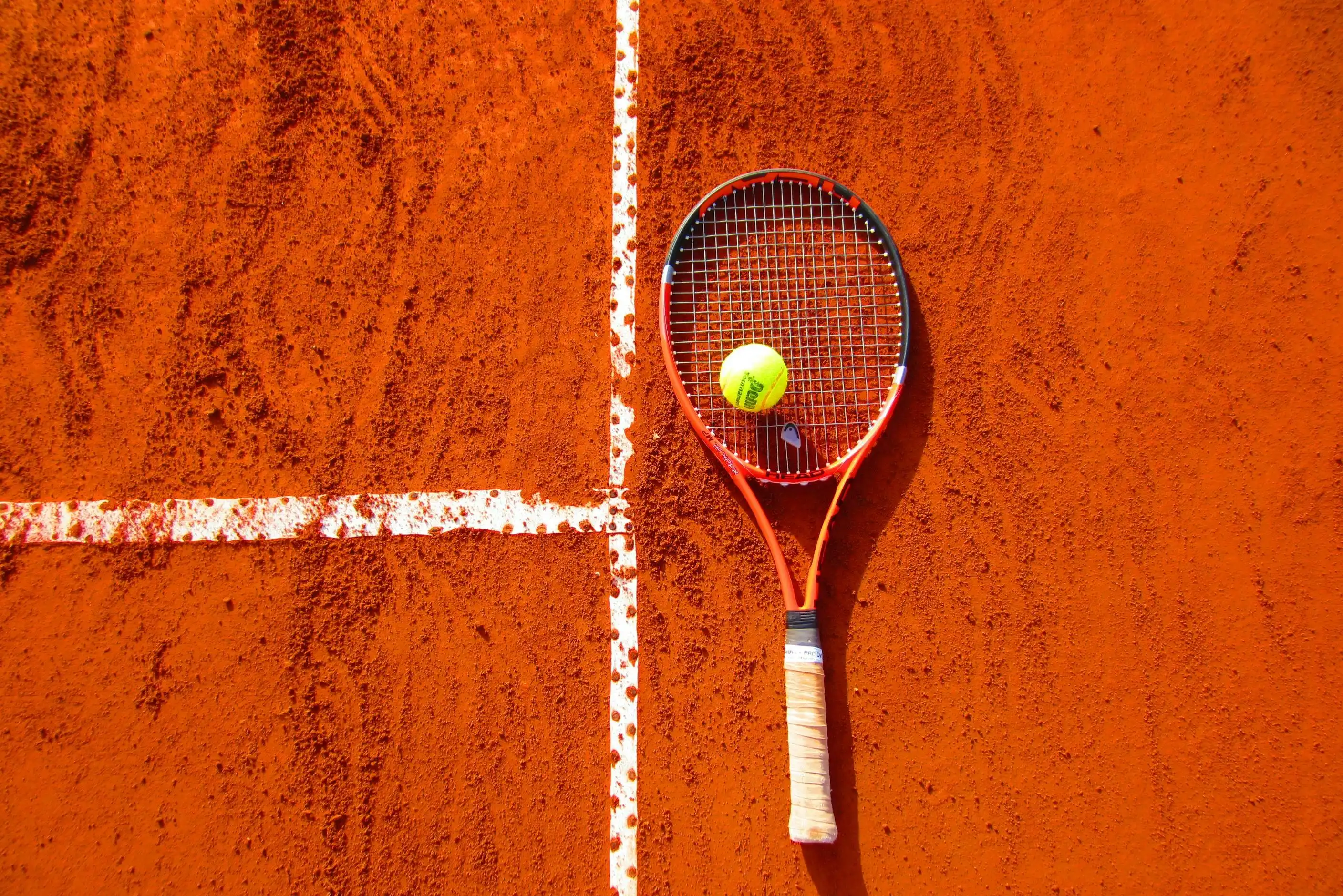 Jangan Asal Beli! Ini Perbedaan Raket Tenis Berat dan Ringan yang Wajib Kamu Tahu