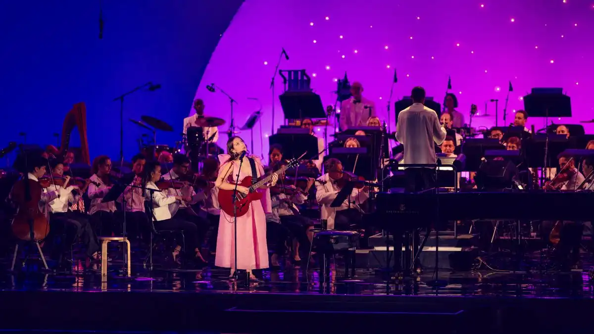 Sukses Besar di Singapura, Laufey Siap Boyong Tur 'A Matter of Time' ke Jakarta!
