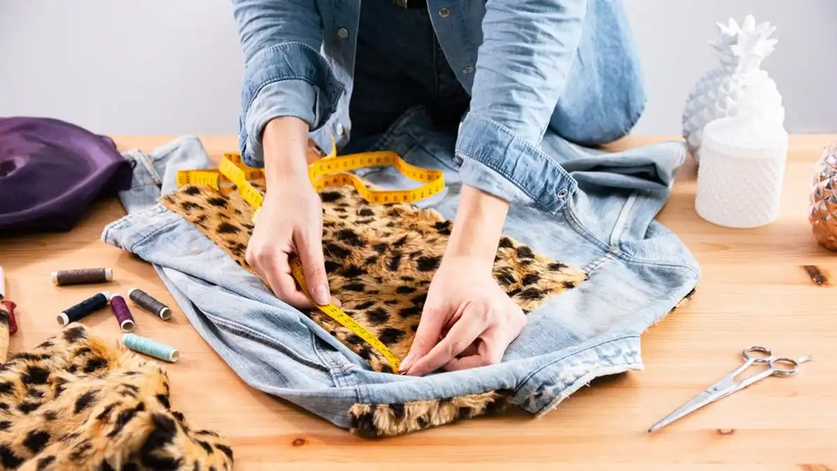 Jangan Dibuang! 5 Cara Kreatif Upcycling Baju Bekas Jadi Outfit Baru yang Super Kece
